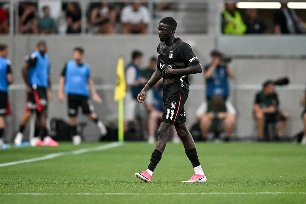 Beşiktaş'ın yeni transferi 5 dakikada iki sarı kartla oyundan atıldı