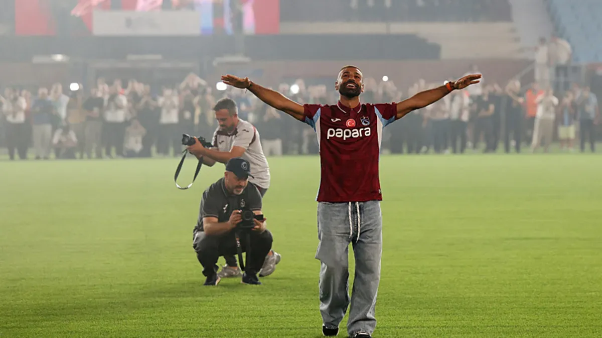 Trabzonspor'un yeni transferi Muhammed Salah taraftarlara 3'lü çektirdi!