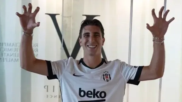 Beşiktaş, Poku'dan sonra bir transferi daha resmen duyurdu: İstanbul'a geliyor