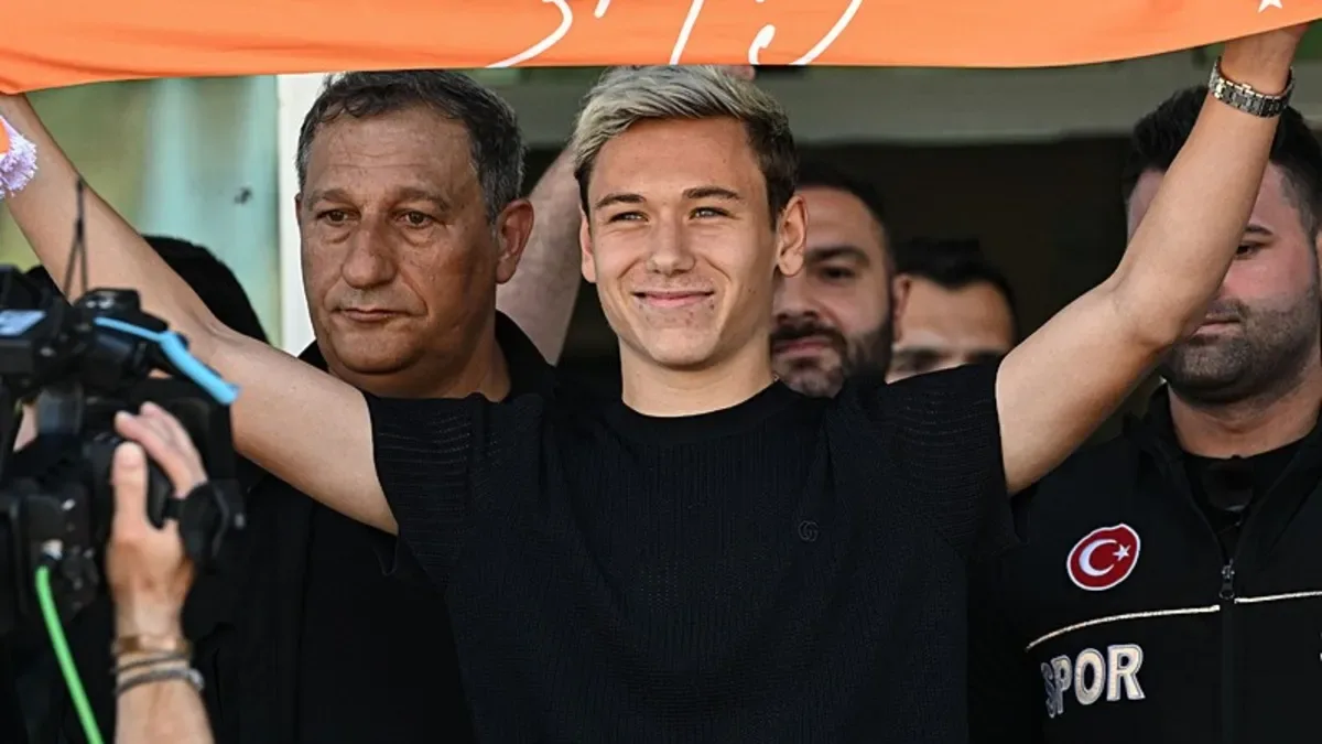 Galatasaray'da yeni transfer Aleksey Batrakov İstanbul'da!