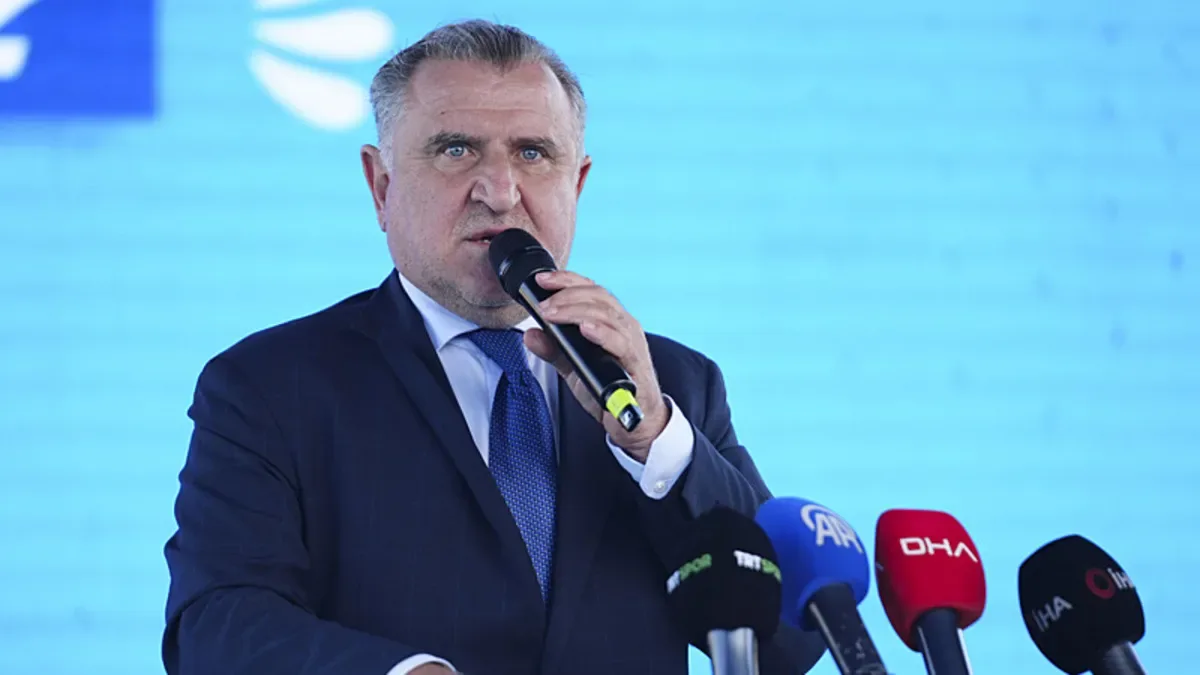 Bakan Bak: "Milli sporcularımız, ülkemizin tanıtımında önemli rol üstleniyor"