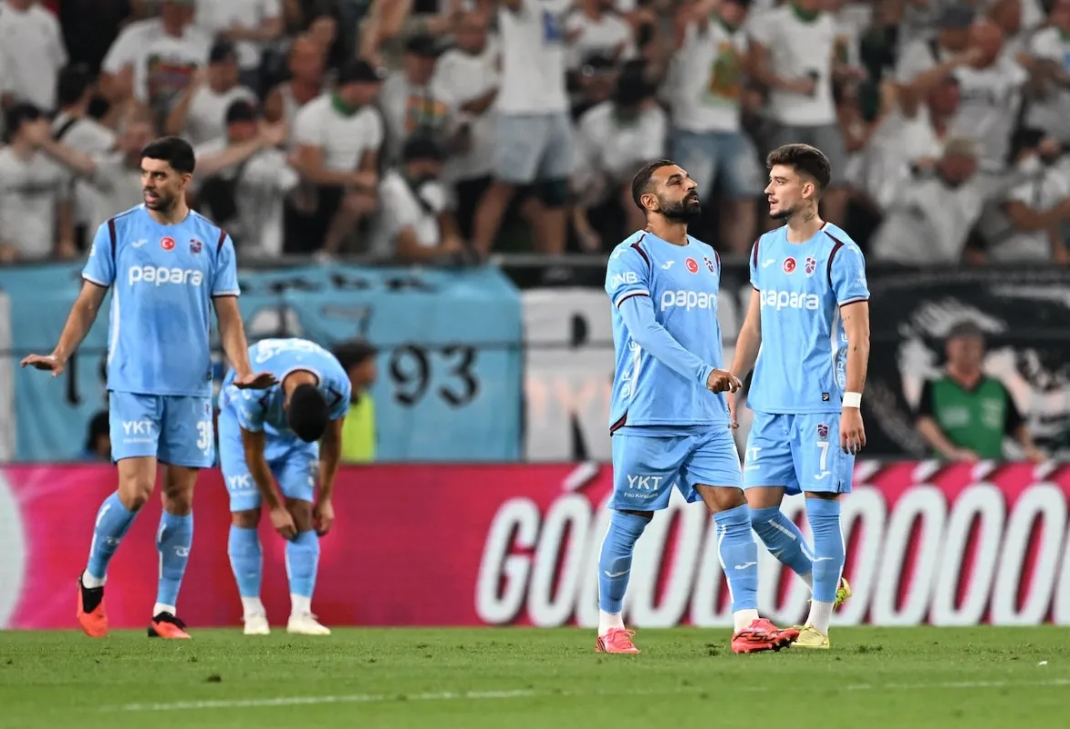 Trabzonspor Konferans’a düştü! Bordo-mavililer 9 kişi kaldığı maçta dağıldı