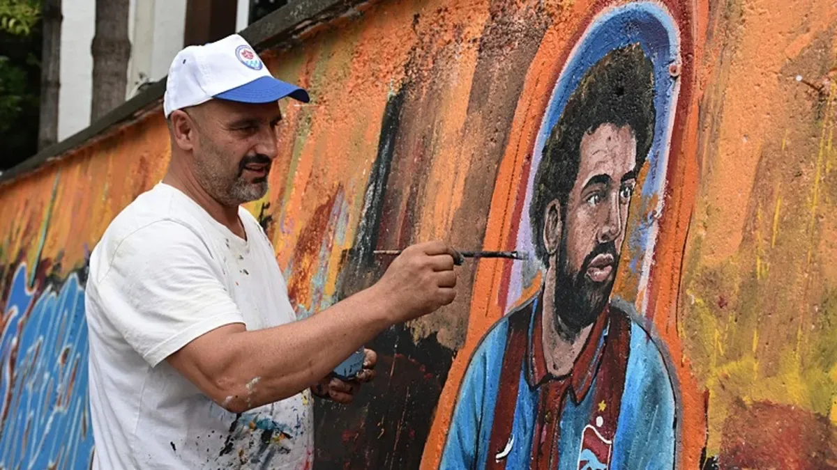 Trabzon'da Muhammed Salah sevgisi duvara resmedildi!