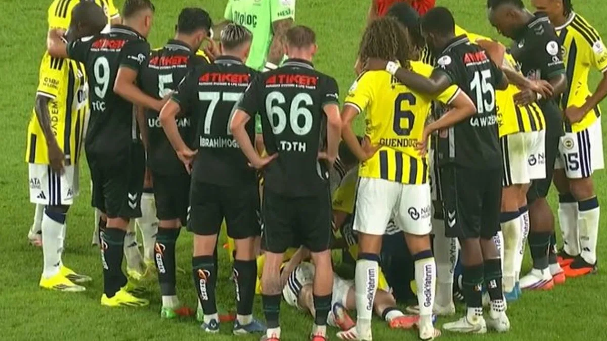 Fenerbahçeli yıldız yerde hareketsiz kaldı: Kadıköy'de korkutan an