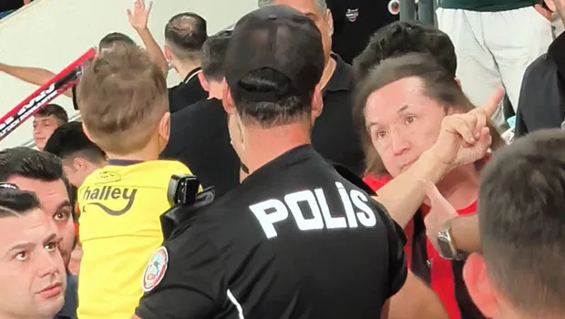 Minik taraftarın formasını zorla çıkarttıran tribün zorbasına ev hapsi verildi!