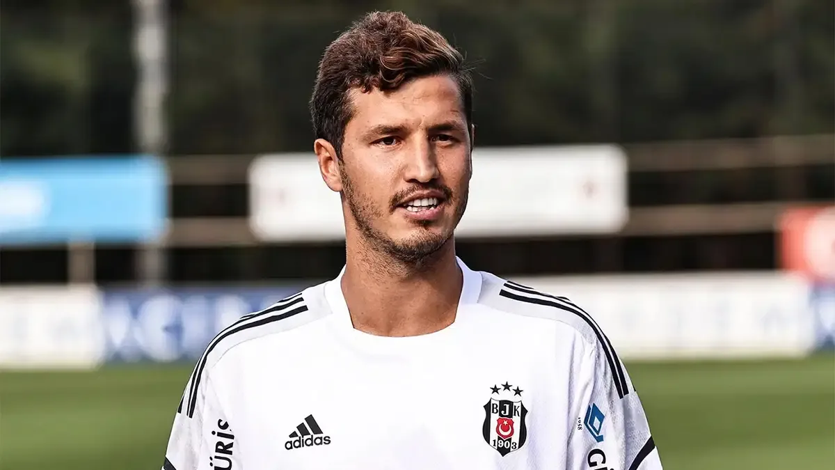 Beşiktaş'tan ayrılan Salih Uçan'dan 2 yıllık imza