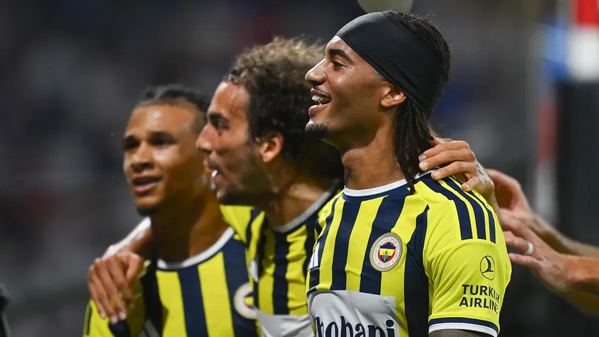 Fransa'da tarih yazan Fenerbahçe yurda döndü
