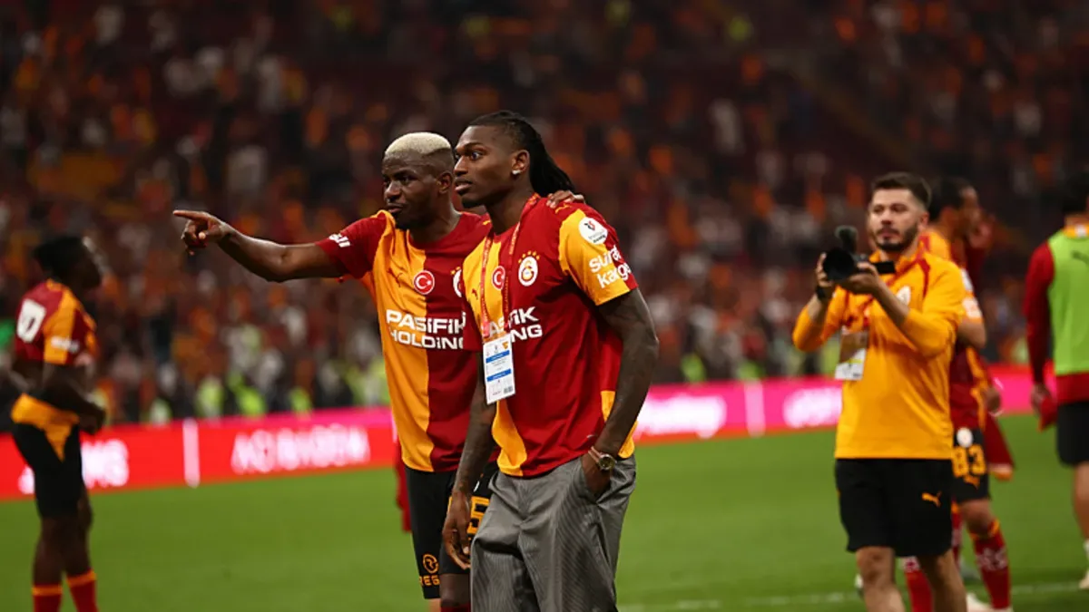 Rafael Leao Galatasaray - Göztepe maçı sonrası sahaya indi! İşte o anlar