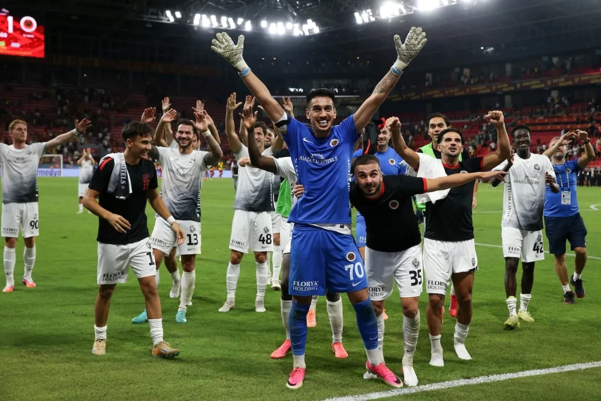 Süper Lig'de sürpriz lider! Küme düşmekten kıl payı kurtulmuştu