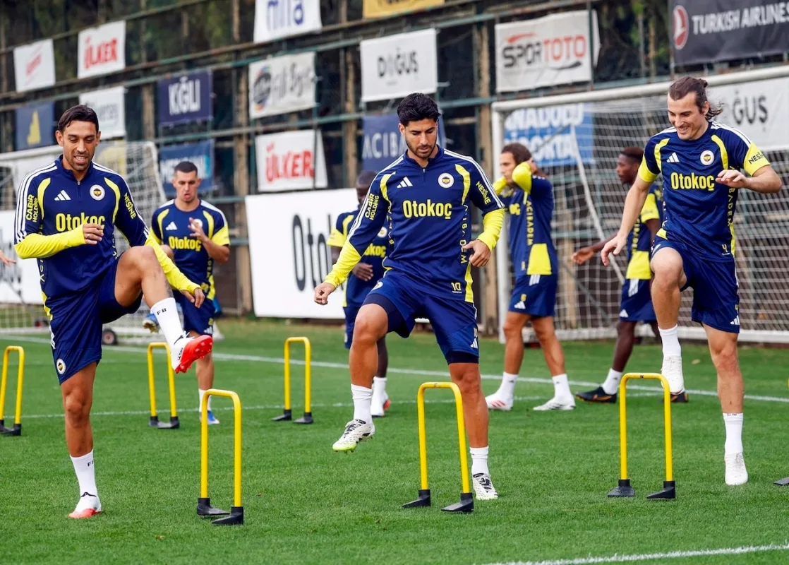 Fenerbahçe'de bu ayrılık beklenmiyordu! Milli futbolcuya 'kendine kulüp bul' mesajı