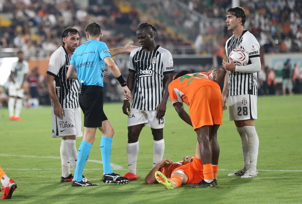 Alanya’da stop eden Kartal, yenilginin faturasını hakemlere kesti! Beşiktaş’ta isyan var