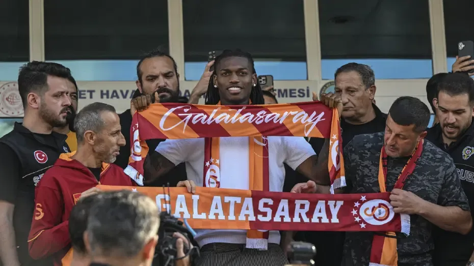 Leao'yu karşılamaya gelen Galatasaray taraftarından yönetime flaş çağrı