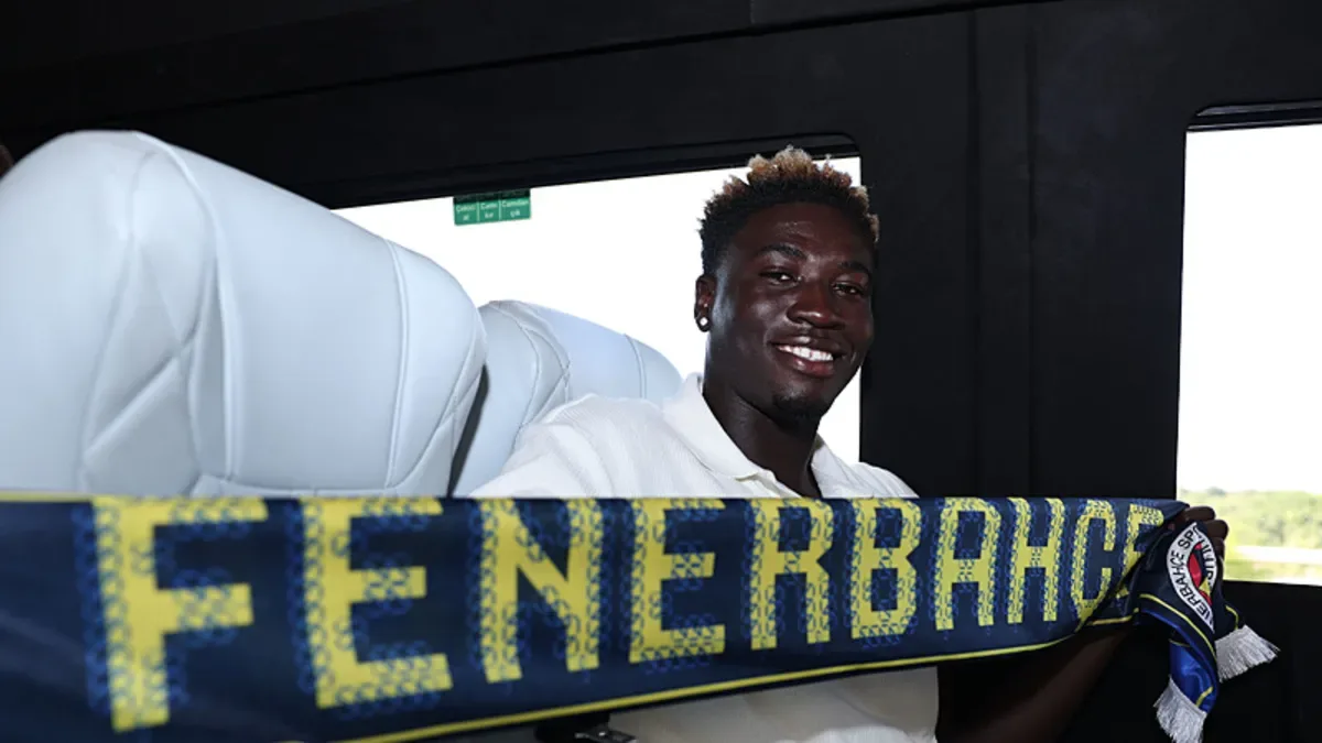 Fenerbahçe'de Oppong için imza töreni düzenlendi