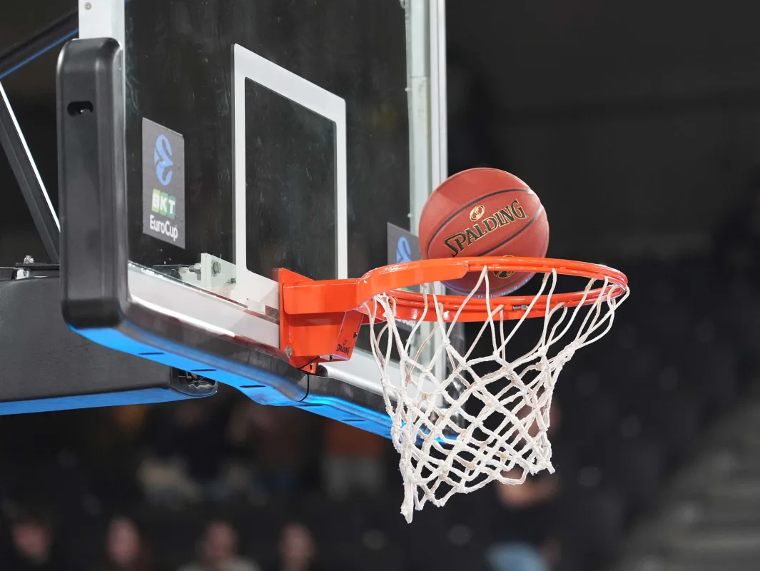 Basketbolda kurallar sil baştan, 3 sayılık smaç ve 4 sayılık şutlar