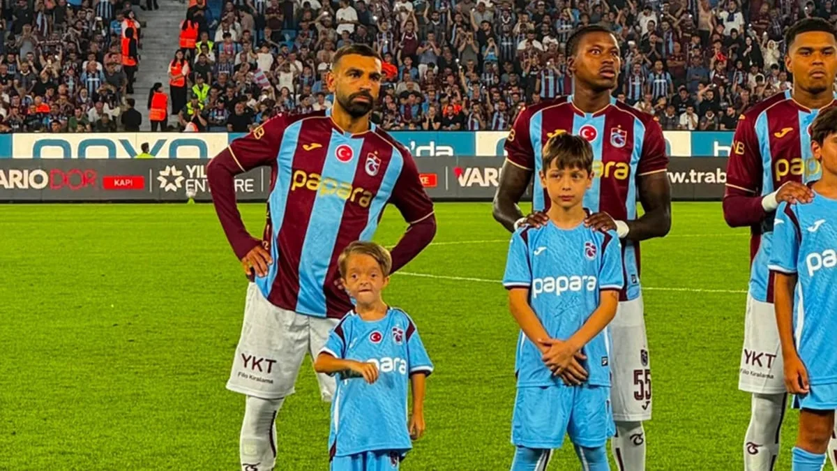 Salah hayranı minik taraftar tribünlerdi coşturdu