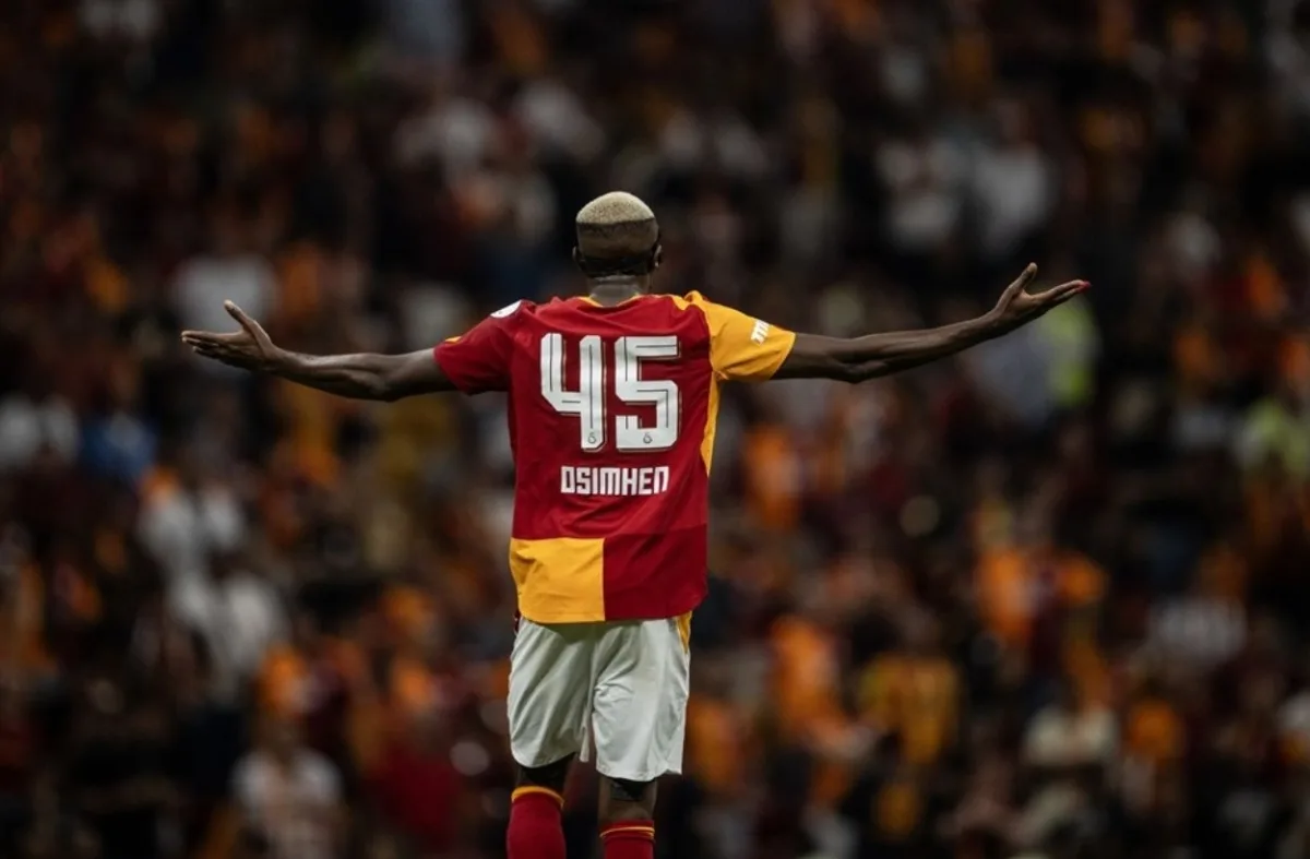 Osimhen, ultraAslan tribüne gitti! 'Bir yere gitmiyorum'