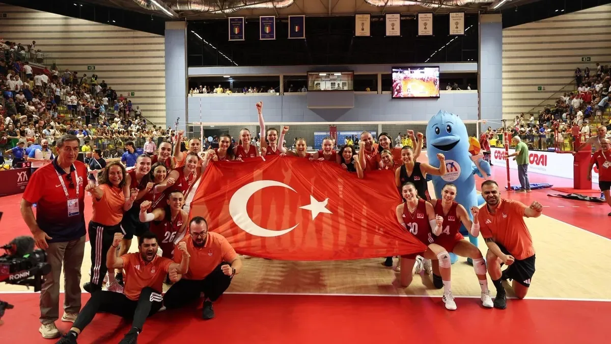Akdeniz Oyunları Şampiyonu Filenin Sultanları yurda döndü