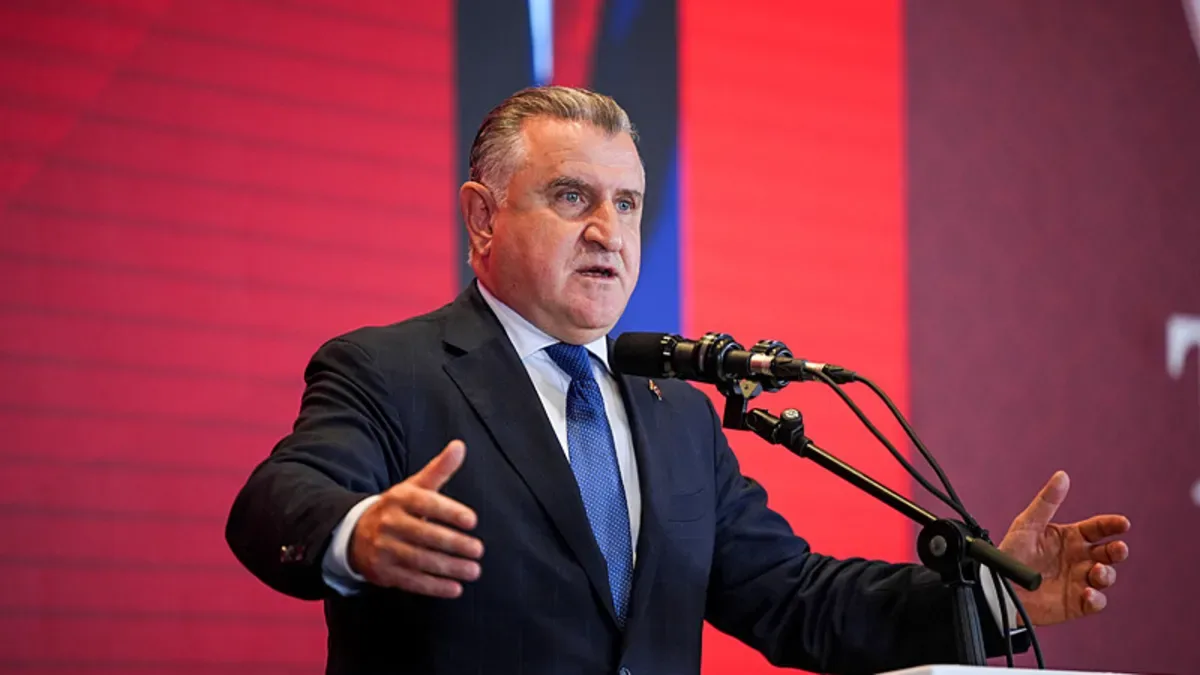 Gençlik ve Spor Bakanı Osman Aşkın Bak: Hiçbir forma çocuğumuzun kalbinden daha kıymetli değildir!