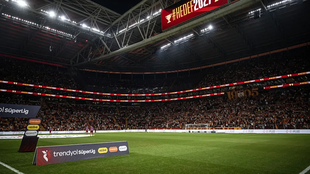Galatasaray tribünlerinden yönetime istifa çağrısı!