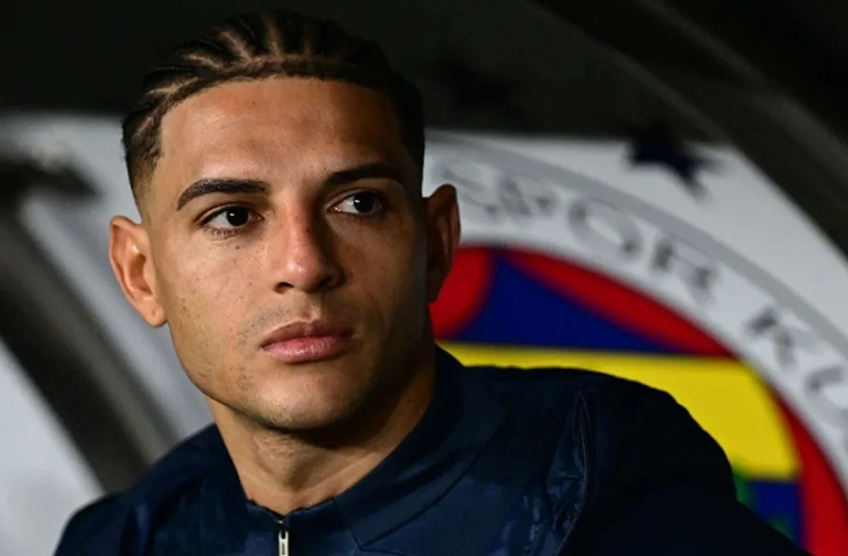 Diego Carlos'un heykeli dikilir