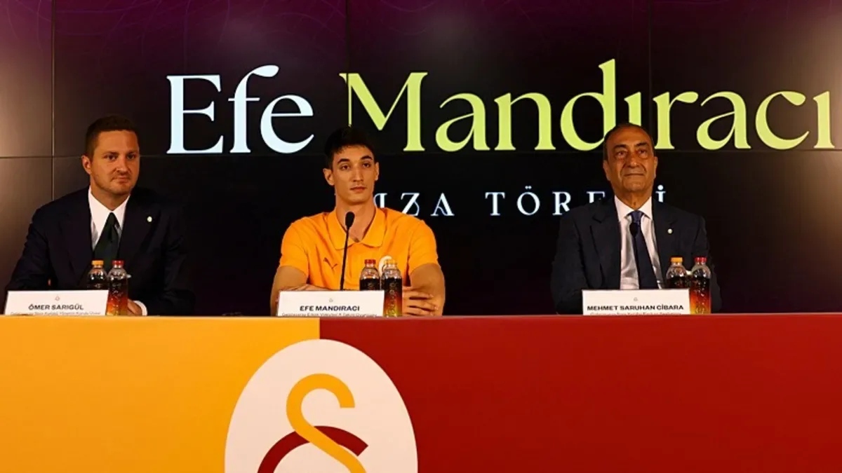 Galatasaray'da Efe Mandıracı için imza töreni düzenlendi