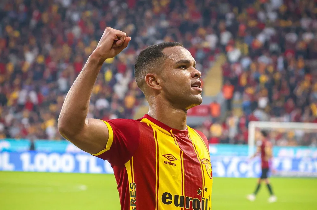 Göztepe'de Juan CSKA'nın kapısından döndü