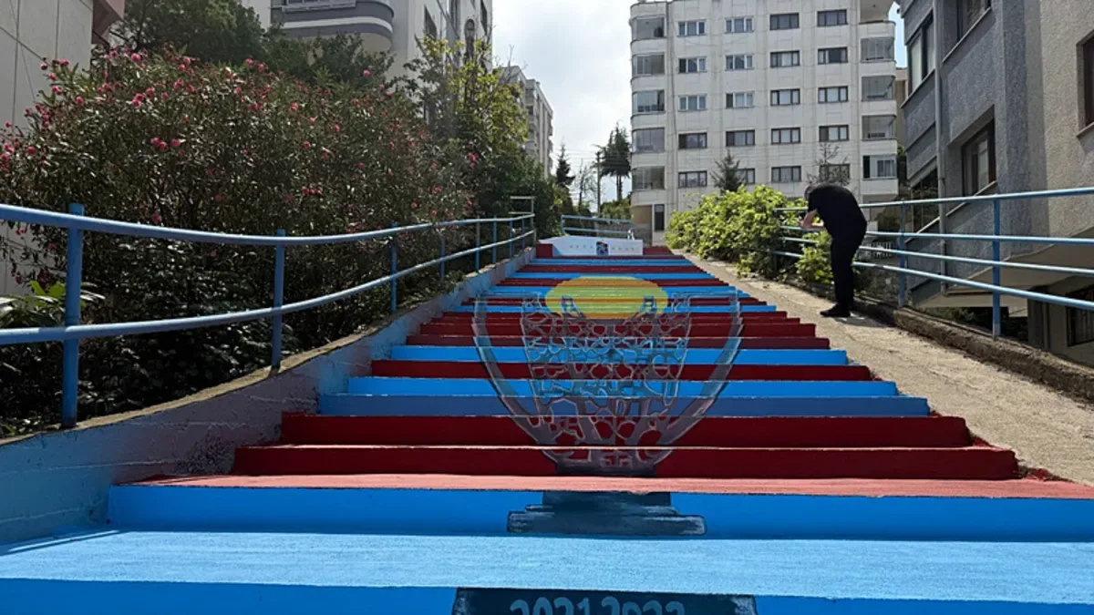 Trabzon'da kaldırımlar bordo maviye boyanıyor
