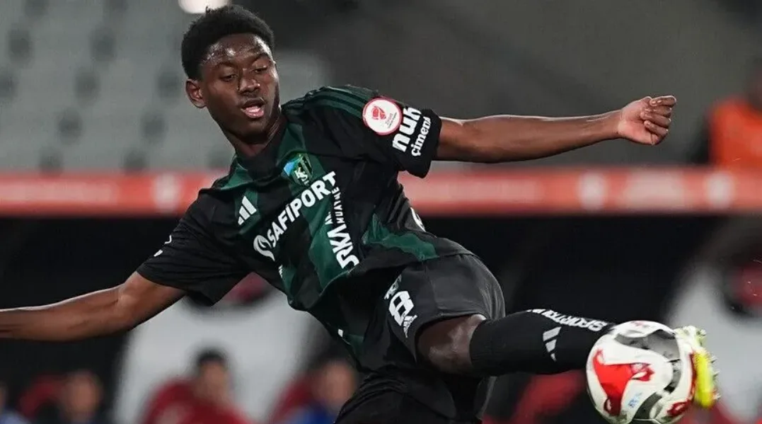 Yıldız futbolcu, 'aşkı' için Süper Lig ekibinden kaçtı