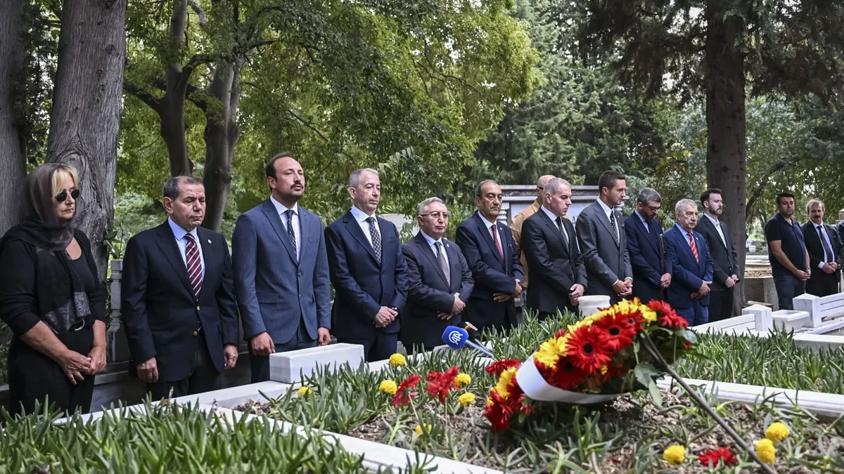 'Taçsız Kral' Metin Oktay kabri başında anıldı