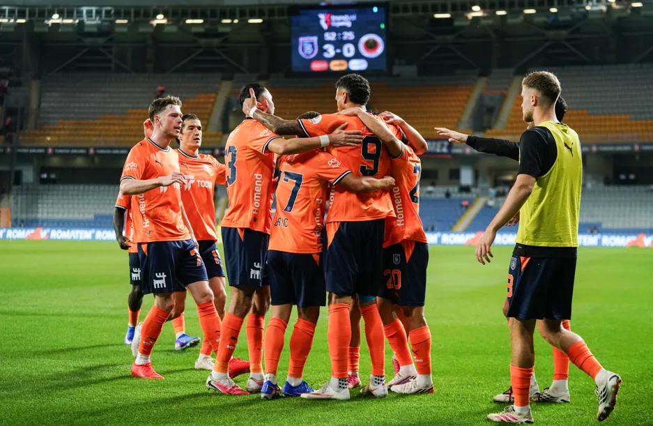 Başakşehir kara bulutları 4 golle dağıttı