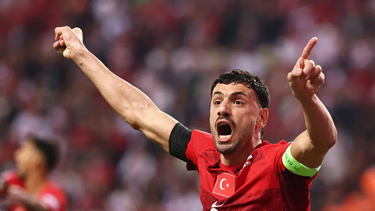 Merih Demiral'dan kırmız kart tepkisi: Hakem de emin değildi
