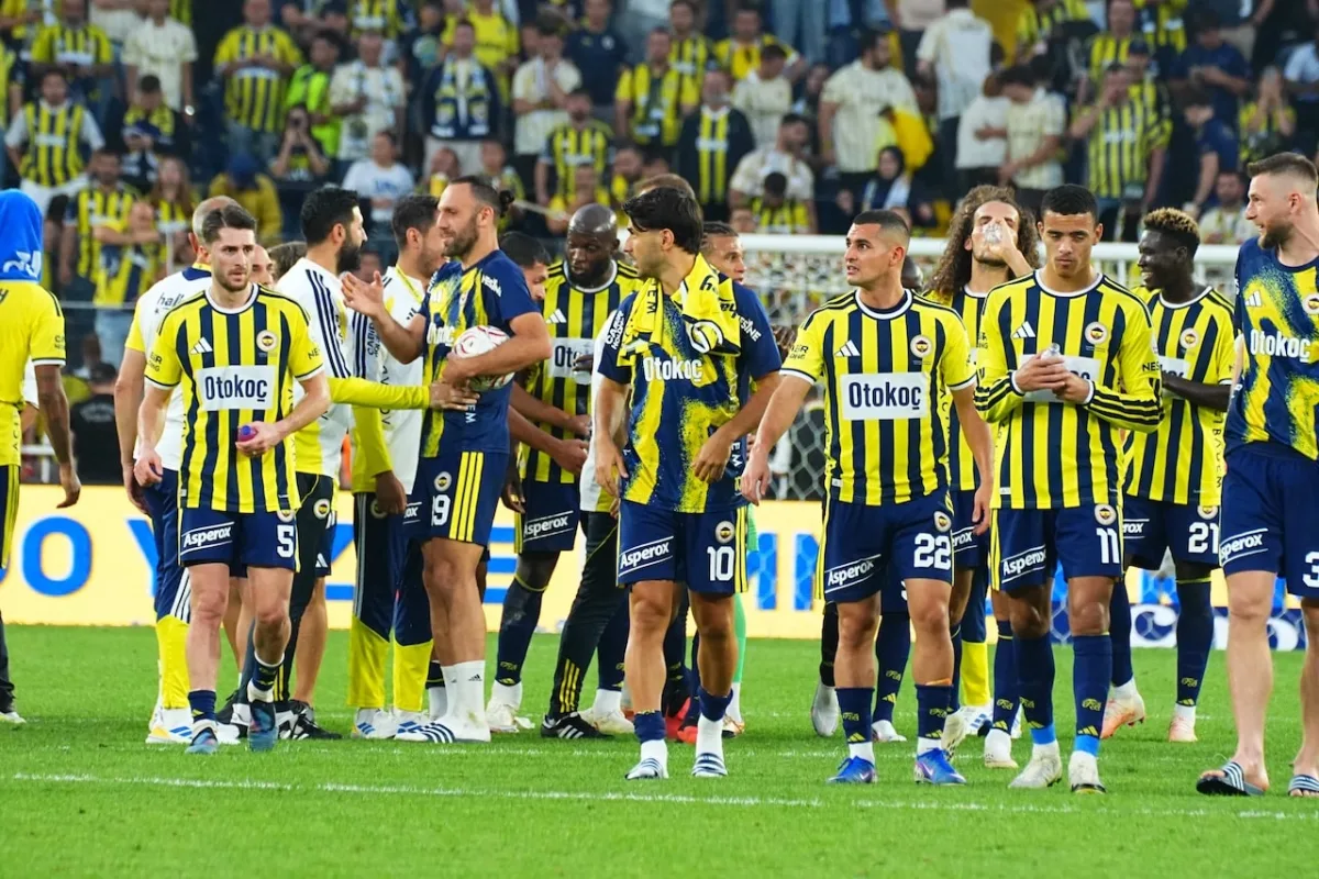 Galatasaray ve Beşiktaş’ın kaybettiği haftayı 8-0’lık Eyüp galibiyetiyle kapatan Kanarya’da yüzler güldü! Fener’e huzur geldi