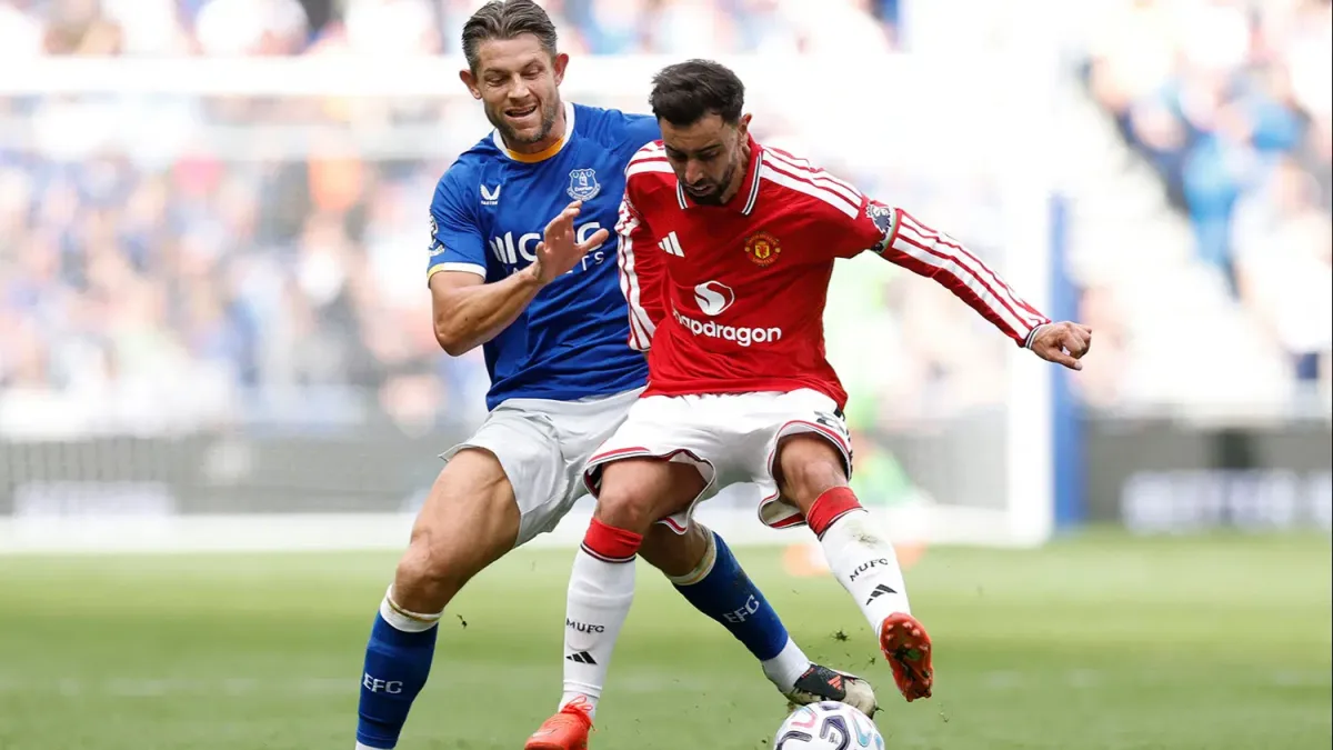Manchester United 2 kez öne geçtiği maçta yıkıldı