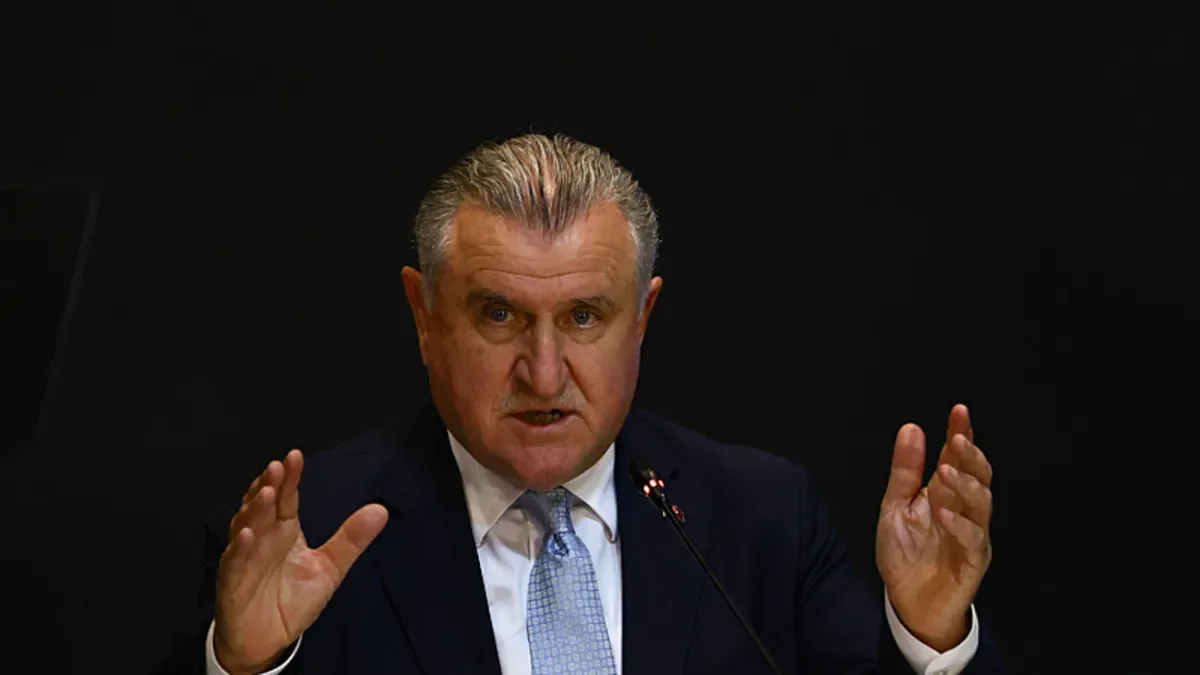 Bakan Bak: "Bu çocuklar iyi işler yapacaklar, güvenmeye devam edelim"