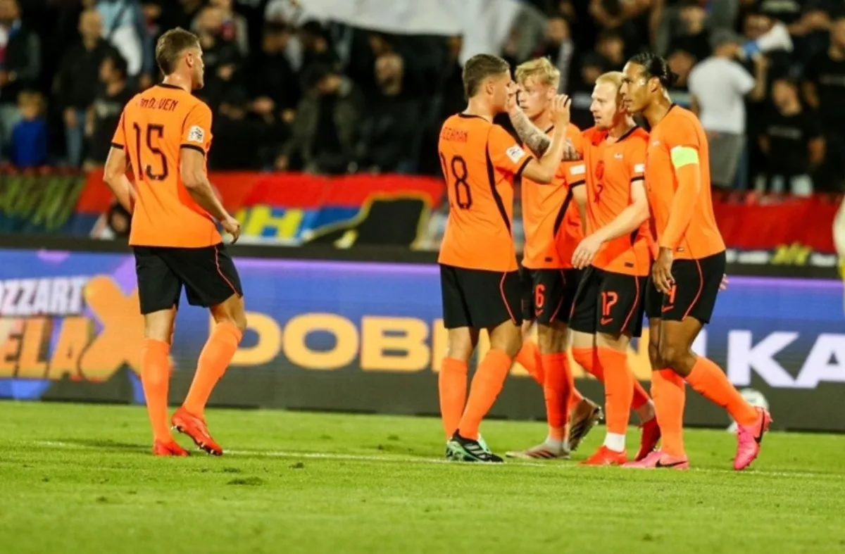 Hollanda, Meerdink'in golleriyle Sırbistan'ı 2-1 yendi