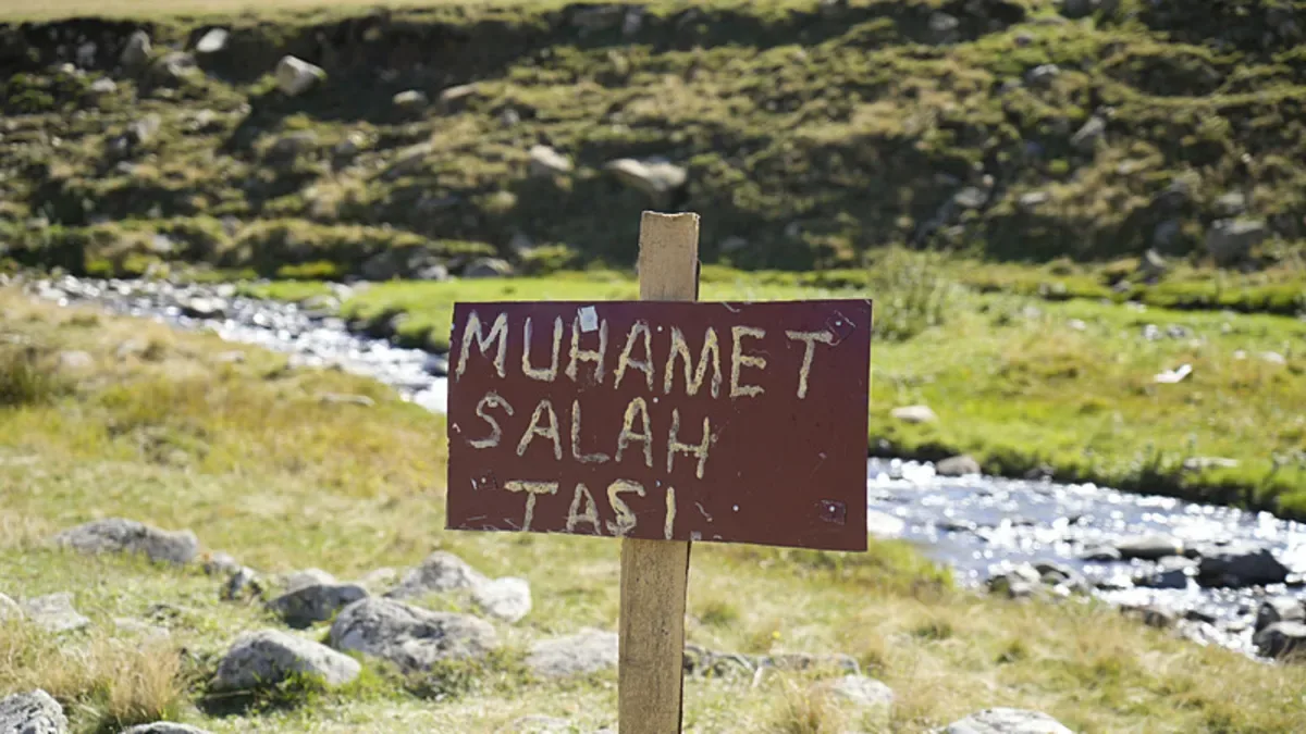 Muhammed Salah'ın fotoğraf çektirdiği yayladaki bank ve tabela yerinden söküldü!
