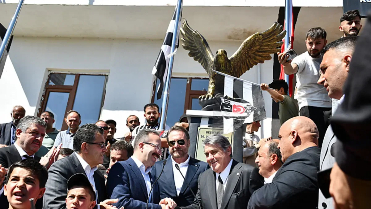 Serdal Adalı, Ardahan’ın Beşiktaş Köyü'nde kartal heykeli açtı