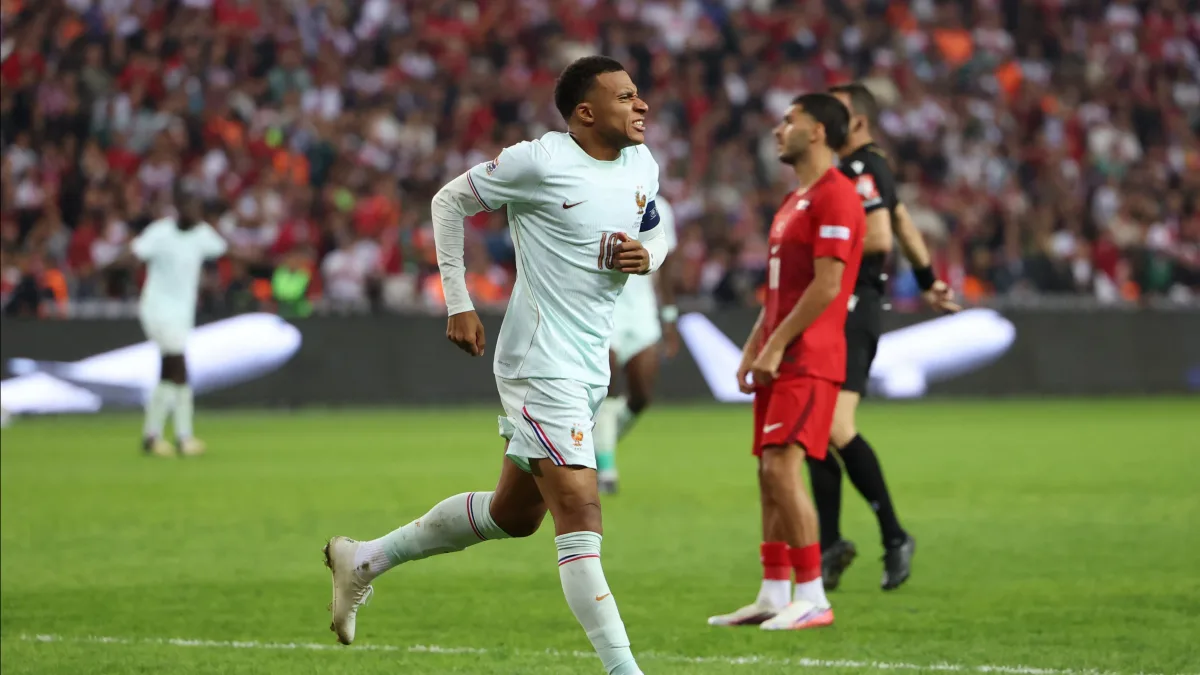 Kylian Mbappe, Türkiye'ye gol attıktan sonra sakatlanarak oyundan çıktı
