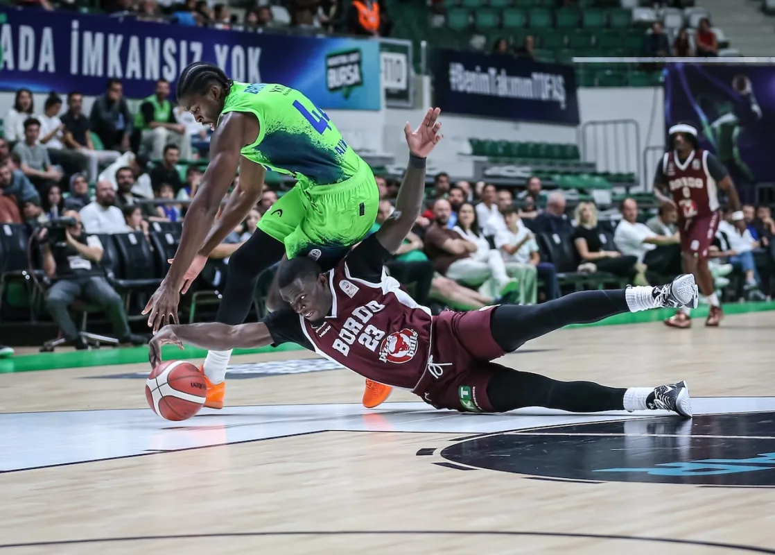 Tofaş parkelerde ender görülen basketle kazandı! Son saniyede kendi sahasından attı