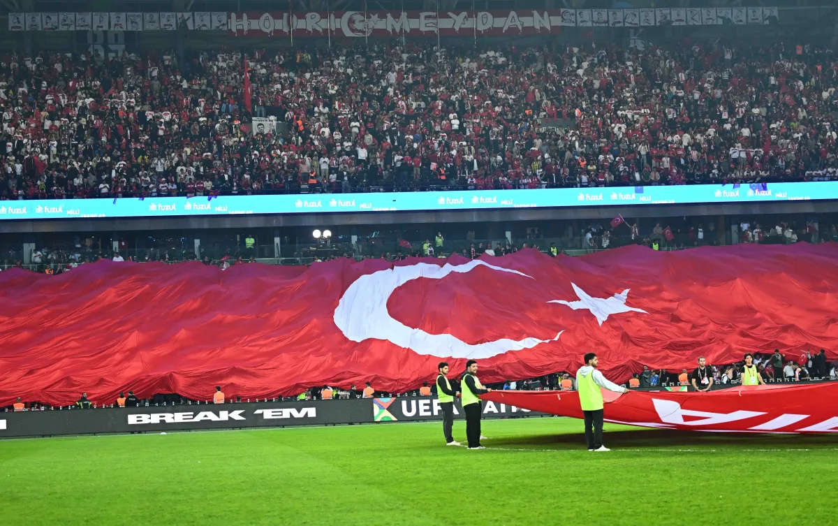 Bir dönem futbolcuydu, Türkiye-Fransa maçındaki görevi şaşkına çevirdi