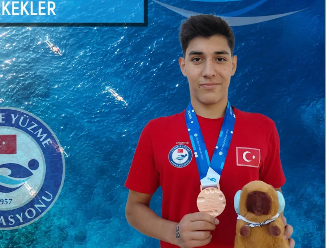 Milli yüzücü İbrahim Burhan’dan bronz madalya