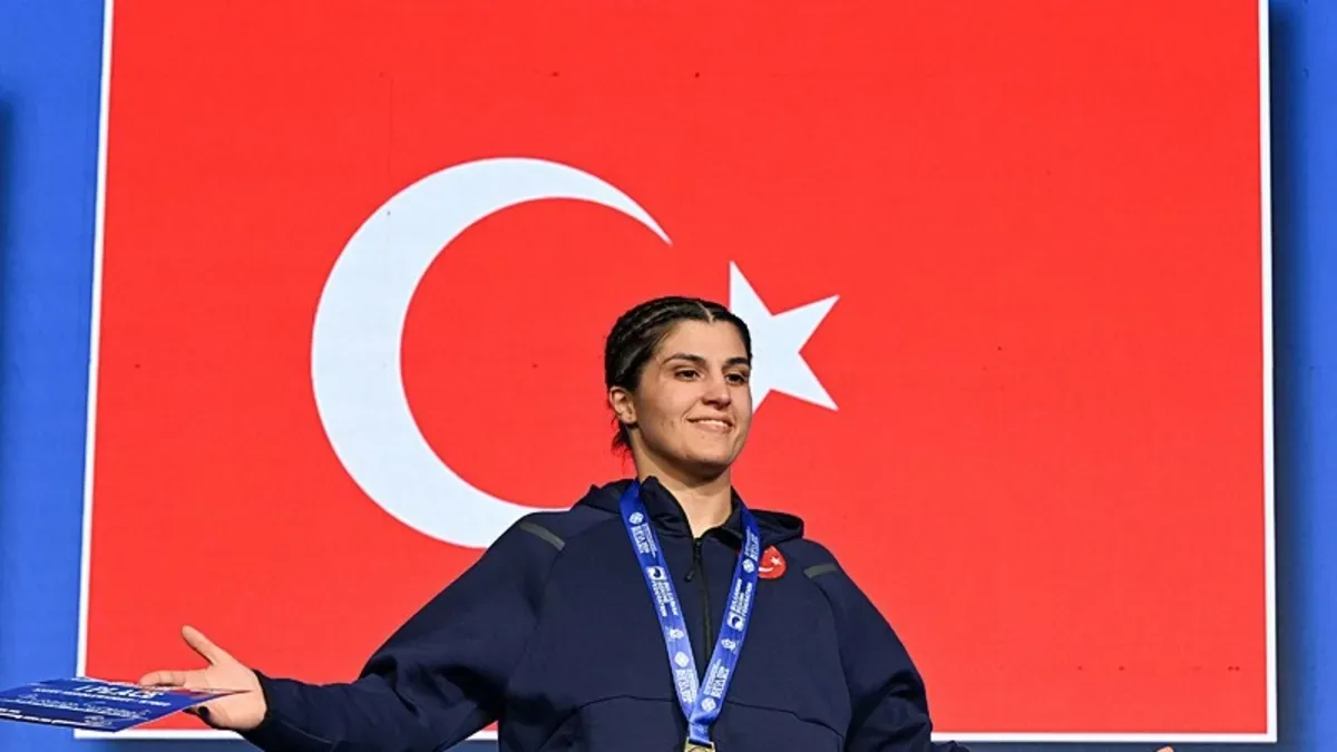 Başkan Erdoğan, altın madalya kazanan Busenaz Sürmeneli'yi kutladı