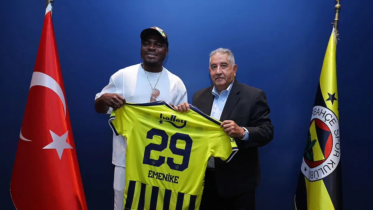 Emenike eski kulübü Fenerbahçe'yi ziyaret etti