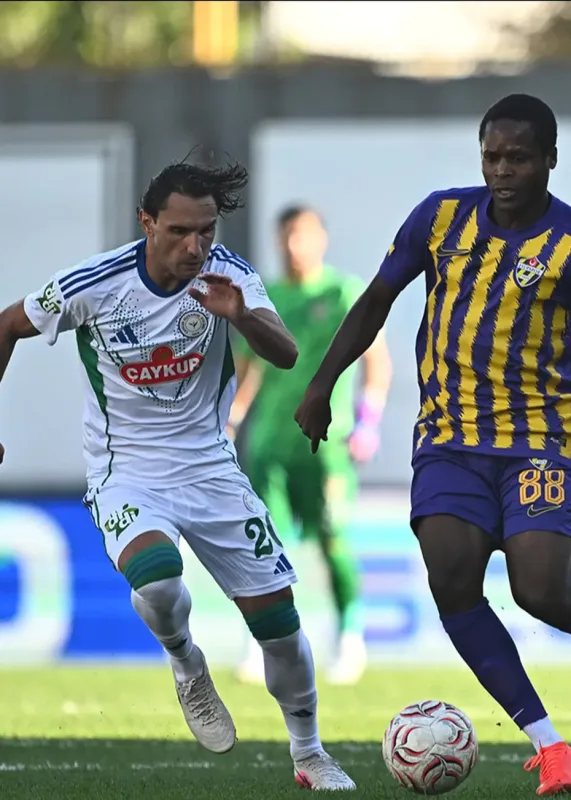10 kişi kalan Çaykur Rizespor, Eyüpspor'u 2 golle geçti