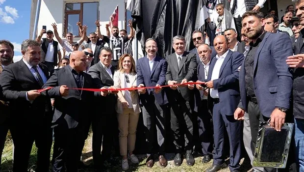 Serdal Adalı, Ardahan’ın Beşiktaş Köyü'nde kartal heykeli açtı