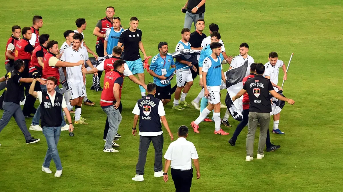 PFDK'dan derbide sahaya bayrak dikme cezası