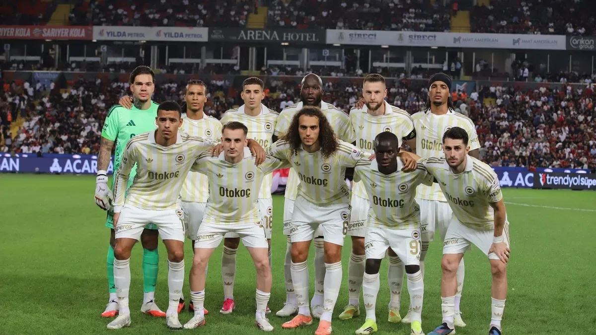 Fenerbahçe'den flaş karar! Yönetim yıldız isimle masaya oturacak