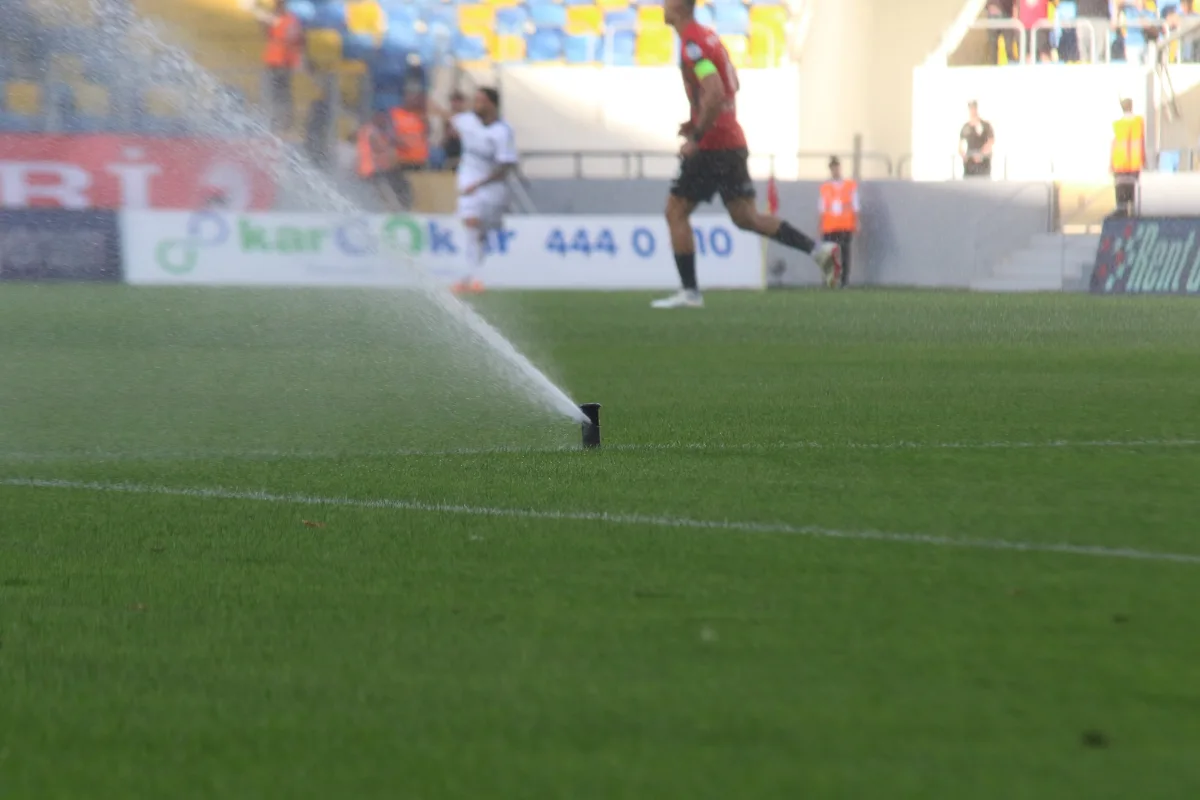 Süper Lig'de ilginç anlar, maçın ortasında fıskiyeler açıldı