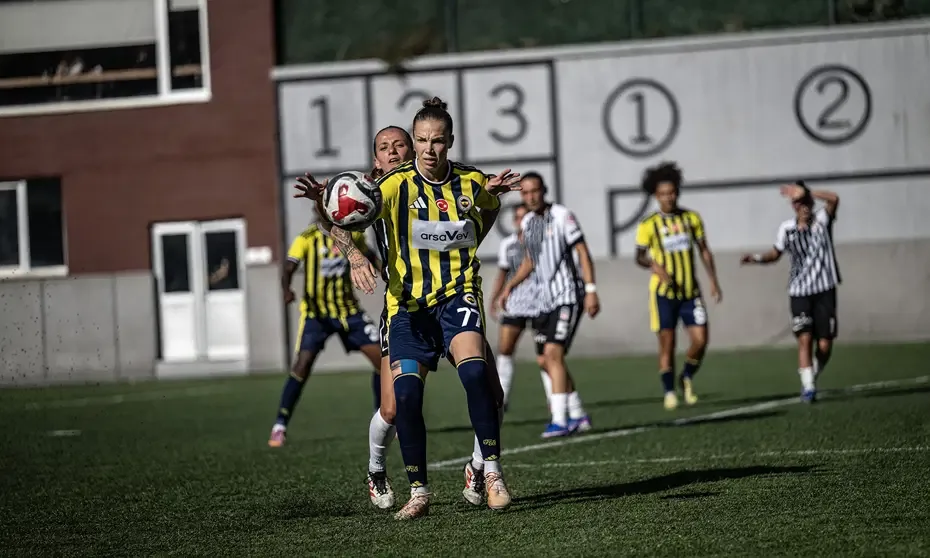 Fenerbahçe, Beşiktaş'ı deplasmanda yıktı