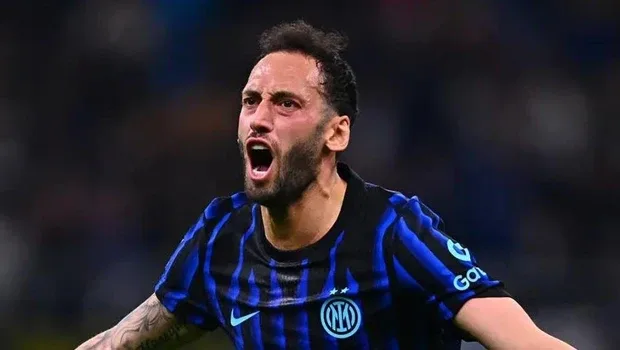 Hakan Çalhanoğlu sürprizi! Ezeli rakibin listesinde
